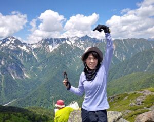 山から空を見上げて